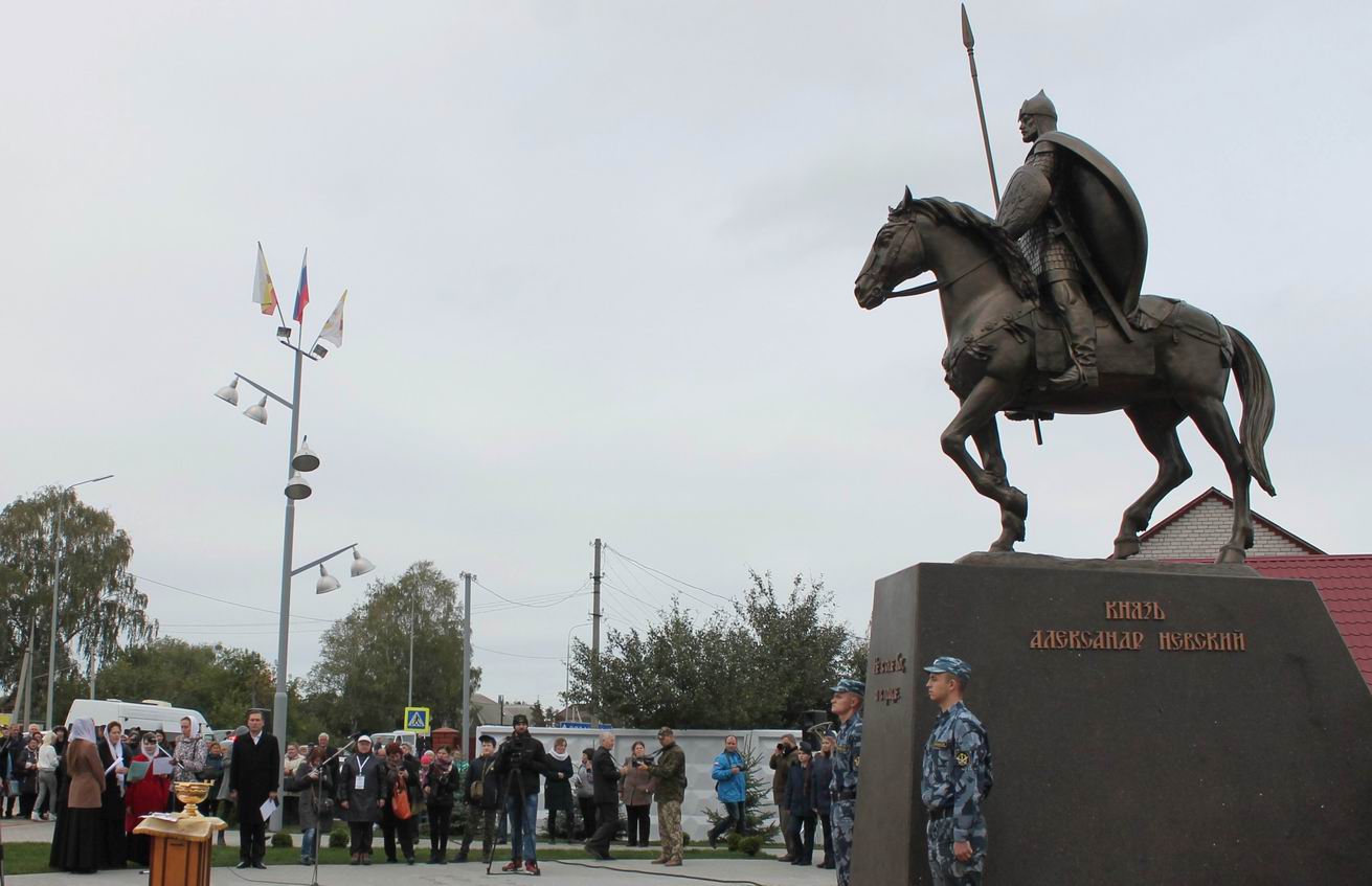 Памятник в Александро-Невском